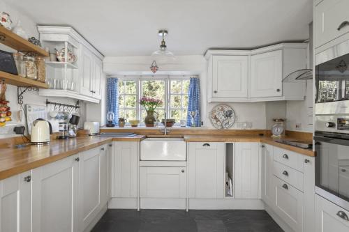 Köök või kööginurk majutusasutuses Thatched Cottage & Tranquil Gardens Gated Parking