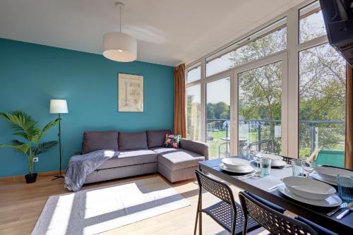 Khu vực ghế ngồi tại Poddąbek Comfort I Apartamenty z tarasem na dachu, ogródkiem, basenem zewnętrznym i wewnętrznym, salą zabaw i animacjami