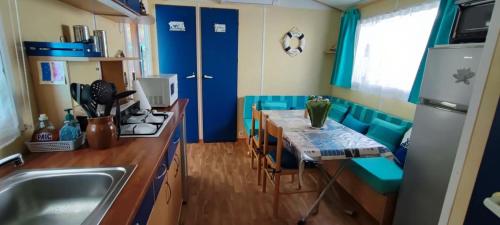 Kuchyň nebo kuchyňský kout v ubytování toad&Frog, le spot fun d'agde en bord de mer