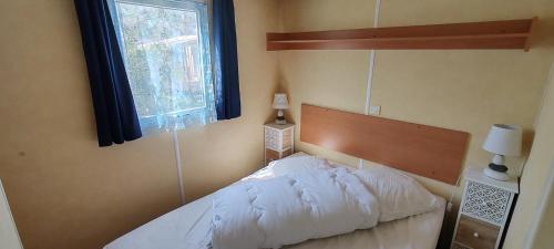 Postel nebo postele na pokoji v ubytování toad&Frog, le spot fun d'agde en bord de mer