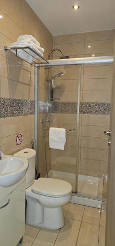 Koupelna v ubytování Finikoudes gate