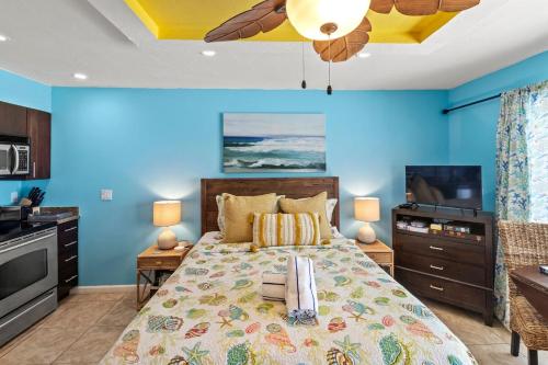 Ένα ή περισσότερα κρεβάτια σε δωμάτιο στο Oceanfront Studio on Longboat Key!