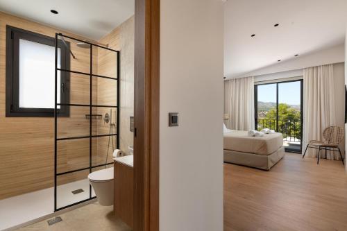 a bathroom with a toilet and a living room at Villa Celestia in vlicha
