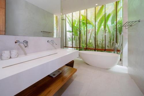 Koupelna v ubytování Phuket Coral Leaf Villa