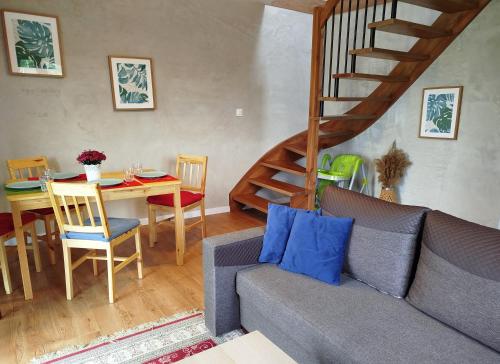 a living room with a couch and a table at Malëna Mausz in Parchowo