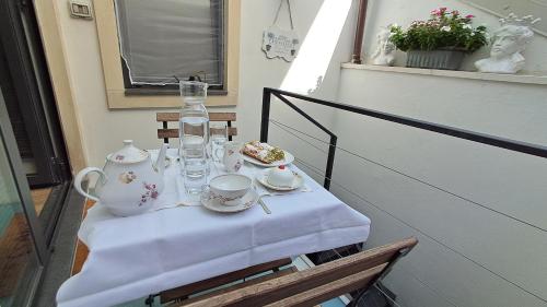 einen Tisch mit einem Tee-Set darüber in der Unterkunft OLTREMARE holiday home in Catania
