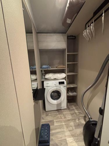 eine Waschküche mit Waschmaschine in der Unterkunft mobil home in La Tremblade