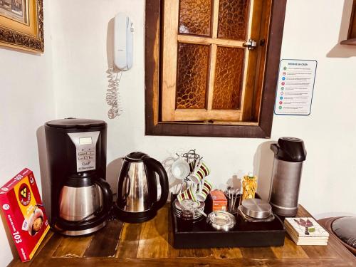 a coffee maker sitting on a wooden counter top at Casa com piscina em Nogueira - 6 pessoas in Araras Petropolis