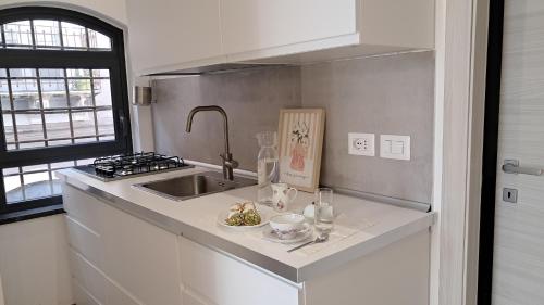 eine Küche mit Spüle und Arbeitsplatte in der Unterkunft OLTREMARE holiday home in Catania