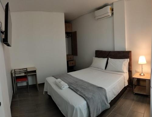 Ένα ή περισσότερα κρεβάτια σε δωμάτιο στο Hotel Guadalupe Acacías