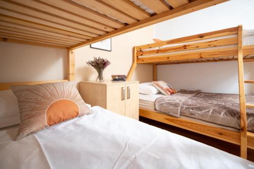 Postel nebo postele na pokoji v ubytování Villa Aurelia s bazenom i saunom- Gorski kotar