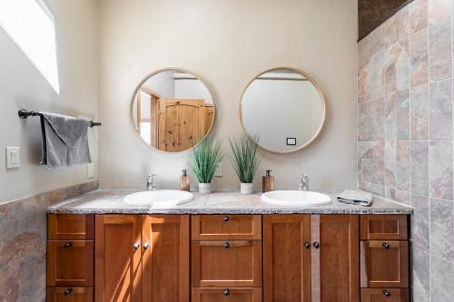 Koupelna v ubytování Cabin in Grand Mesa near Powderhorn with Stunning Views