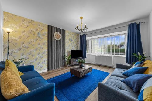 a living room with blue couches and a blue rug at Greenview in Spinney Hill