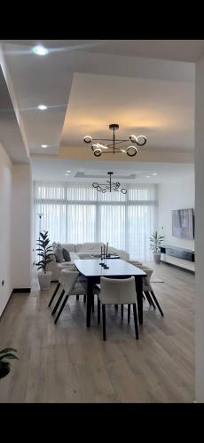 TV a/nebo společenská místnost v ubytování Astonishing 3 Bedroom Apartment