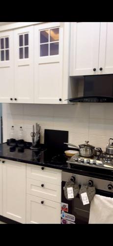 Kuchyň nebo kuchyňský kout v ubytování Astonishing 3 Bedroom Apartment