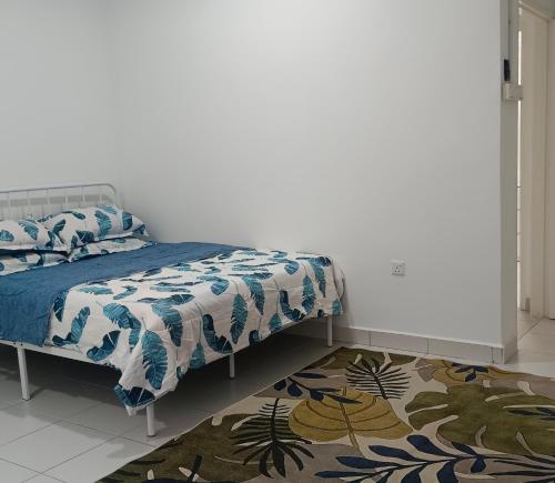 ein Schlafzimmer mit einem Bett und einem Teppich in der Unterkunft Halia Homestay in Batu Pahat
