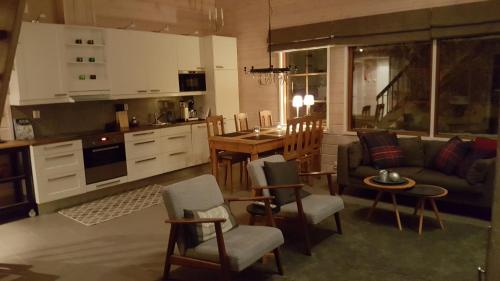 プダスヤルヴィにあるAilo, Iso-Syöteのソファとテーブルのあるキッチンとリビングルーム