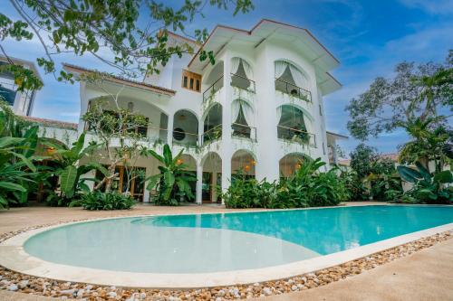 ein Haus mit einem Swimmingpool davor in der Unterkunft Oura Spirit in Unawatuna