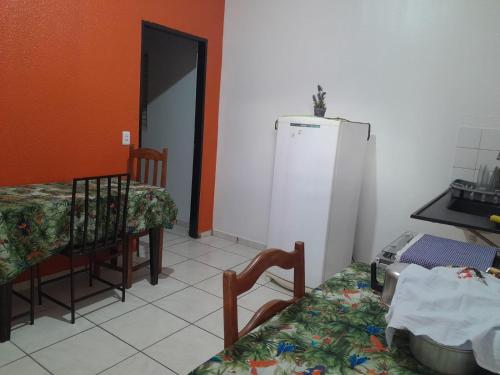 クイアバにあるHotel Guanabara Cuiabaのキッチン(冷蔵庫、テーブル、椅子付)