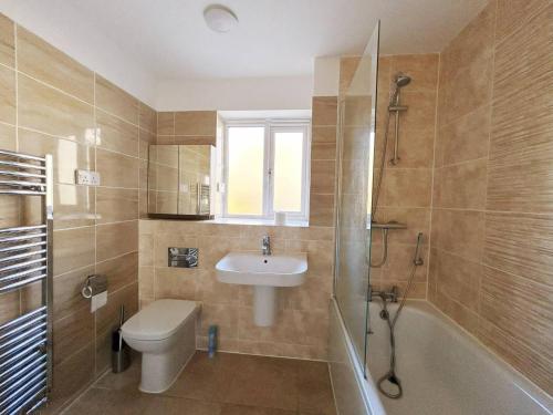 Koupelna v ubytování LuxCosy Double Room in Detached house Salford PLab