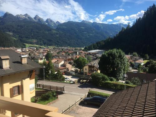 アパートメントから撮影された、または一般的な山の景色