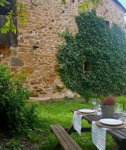 a picnic table in front of a brick building at Casa Rural Arlanza 13 in Arlanza