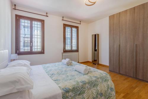 a bedroom with a large bed with towels on it at Little Cottage near Ferrari's City in Montale