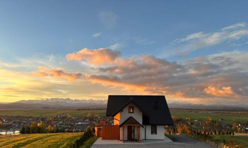 Domek na Wielkiej Górze z widokiem na Tatry, blisko szlaku na Turbacz