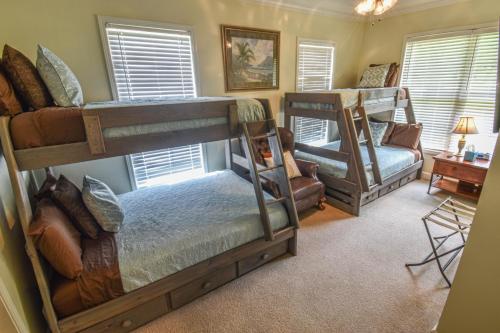 una stanza con due letti a castello e una sedia di Waterfront Home with Spacious Outdoor Deck Boat Slip a Northport