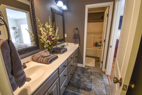 un bagno con lavandino e specchio di Waterfront Home with Spacious Outdoor Deck Boat Slip a Northport