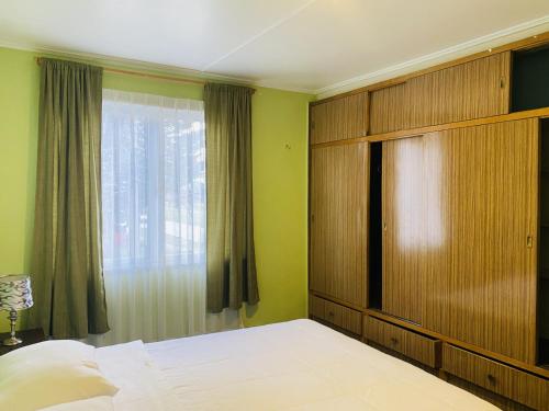 Un dormitorio con una cama grande y una ventana en Gran Via Hostel, en Punta Arenas