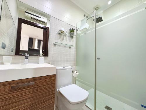 a bathroom with a toilet and a sink and a shower at Loft BAINIS Peregrinos & Uso Turístico in A Guarda