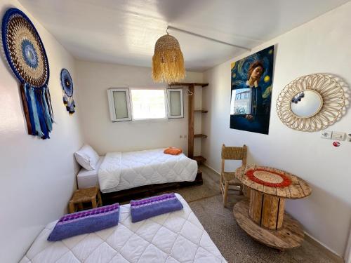 Postel nebo postele na pokoji v ubytování Jurassic Surf House Anza