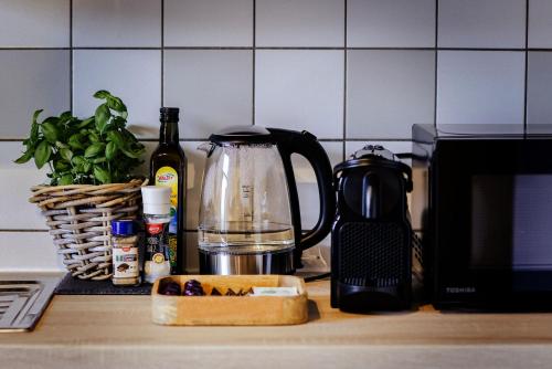 Příslušenství pro přípravu čaje a kávy v ubytování Stilvolle Unterkunft für 4, WLAN - Küche, salt apartments