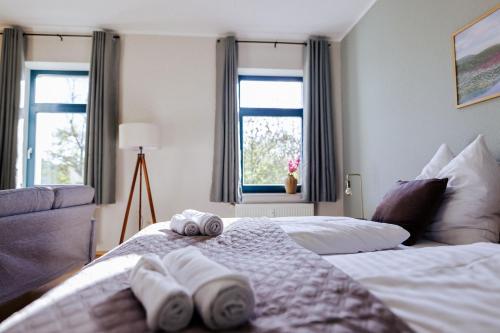 Postel nebo postele na pokoji v ubytování Stilvolle Unterkunft für 4, WLAN - Küche, salt apartments