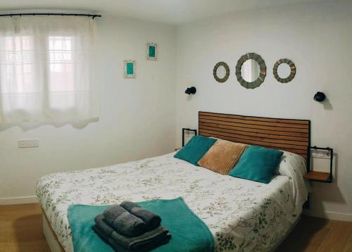 een slaapkamer met een bed met handdoeken erop bij Casa Bea in Puertomingalvo