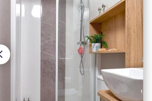 ein Badezimmer mit Dusche und Waschbecken in der Unterkunft SeaView Sleeps 4to6 Pet friendly Parking in Wareham