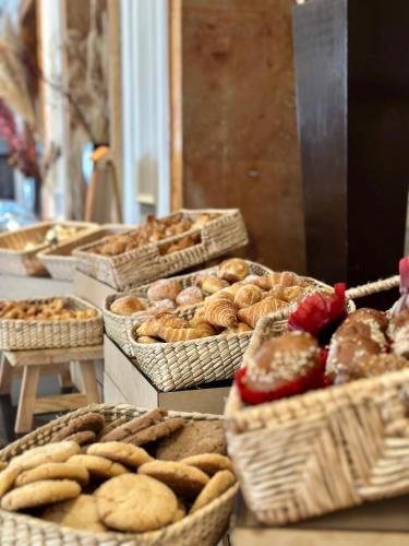 un grupo de cestas llenas de diferentes tipos de pan en Fiesta Americana Merida, en Mérida