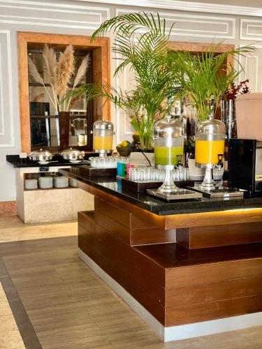 un bar con vasos de zumo de naranja en una barra en Fiesta Americana Merida, en Mérida