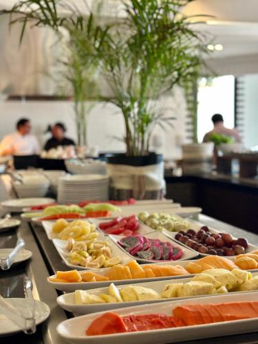 Un buffet con muchos platos de comida en una mesa. en Fiesta Americana Merida, en Mérida
