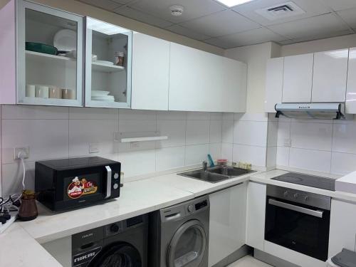 Kuchyň nebo kuchyňský kout v ubytování Modern Shared Apartment with Pool & Gym Access