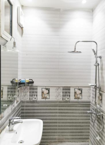 a bathroom with a sink and a shower at شوران الأولى in Medina
