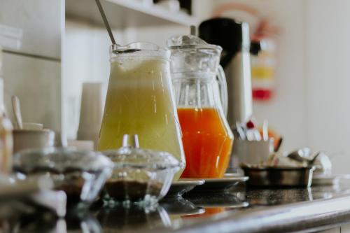 プライア・グランデにあるChalés Manacá dos Canyonsのキッチンのカウンターにジュースのボトルが2本