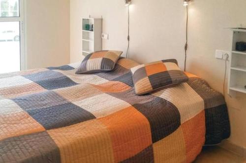 ein Schlafzimmer mit einem Bett mit zwei Kissen darauf in der Unterkunft casa de vacaciones con jardin y piscina in Orihuela