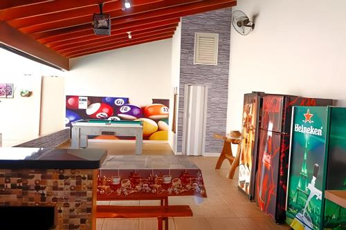 サンタ・フェ・ド・スルにあるRubi casa de temporada com piscina e área gourmetのソファとテーブルのあるリビングルーム