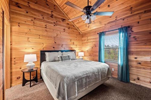 Postel nebo postele na pokoji v ubytování Spacious 4BR 4BA w Hot tub, Wi-Fi, HOA Pool, Pets