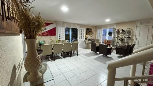 a kitchen and dining room with a table and chairs at Casa do Lago Salinópolis in Salinópolis