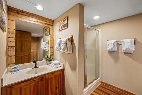 Koupelna v ubytování Spacious 4BR 4BA w Hot tub, Wi-Fi, HOA Pool, Pets