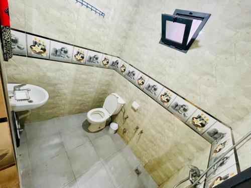 une salle de bains avec toilettes et lavabo dans l'établissement lovely surf house, à Taghazout