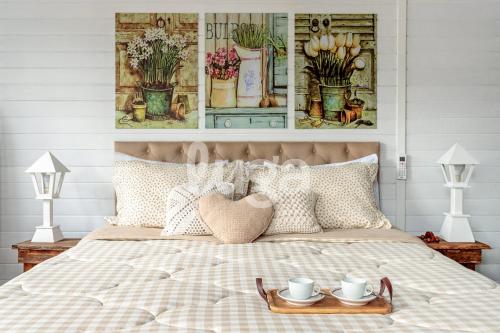 a bedroom with a bed with a tray of cups and flowers at Cabana Coração: Romantismo, Banheira e Natureza in Gaspar Alto